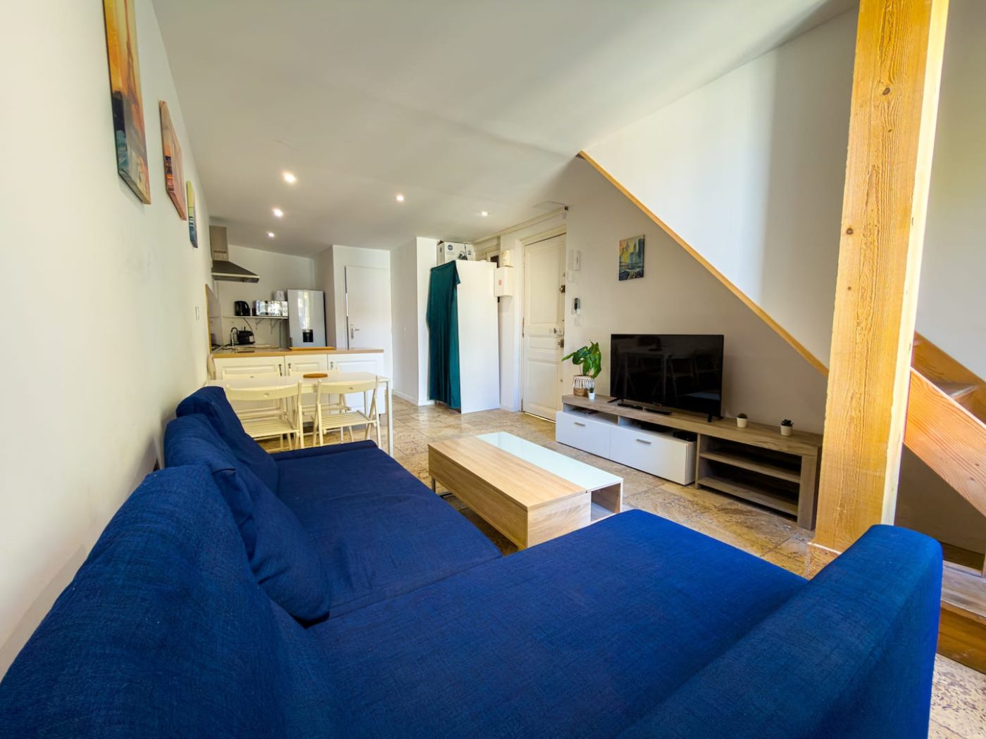Chambre d'un logement géré, linge et décoration soignés